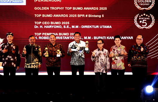 Bank Daerah Karanganyar menjadi BUMD yang Hebat setelah raih Golden Trophy Awward karena sabet 4 Penghargaan TOP BUMD 2025