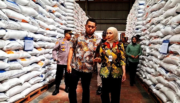 Datangi Gudang Bulog, Bupati Kendal Pastikan Kualitas Beras Bantuan Cadangan Pangan Nasional Bagus
