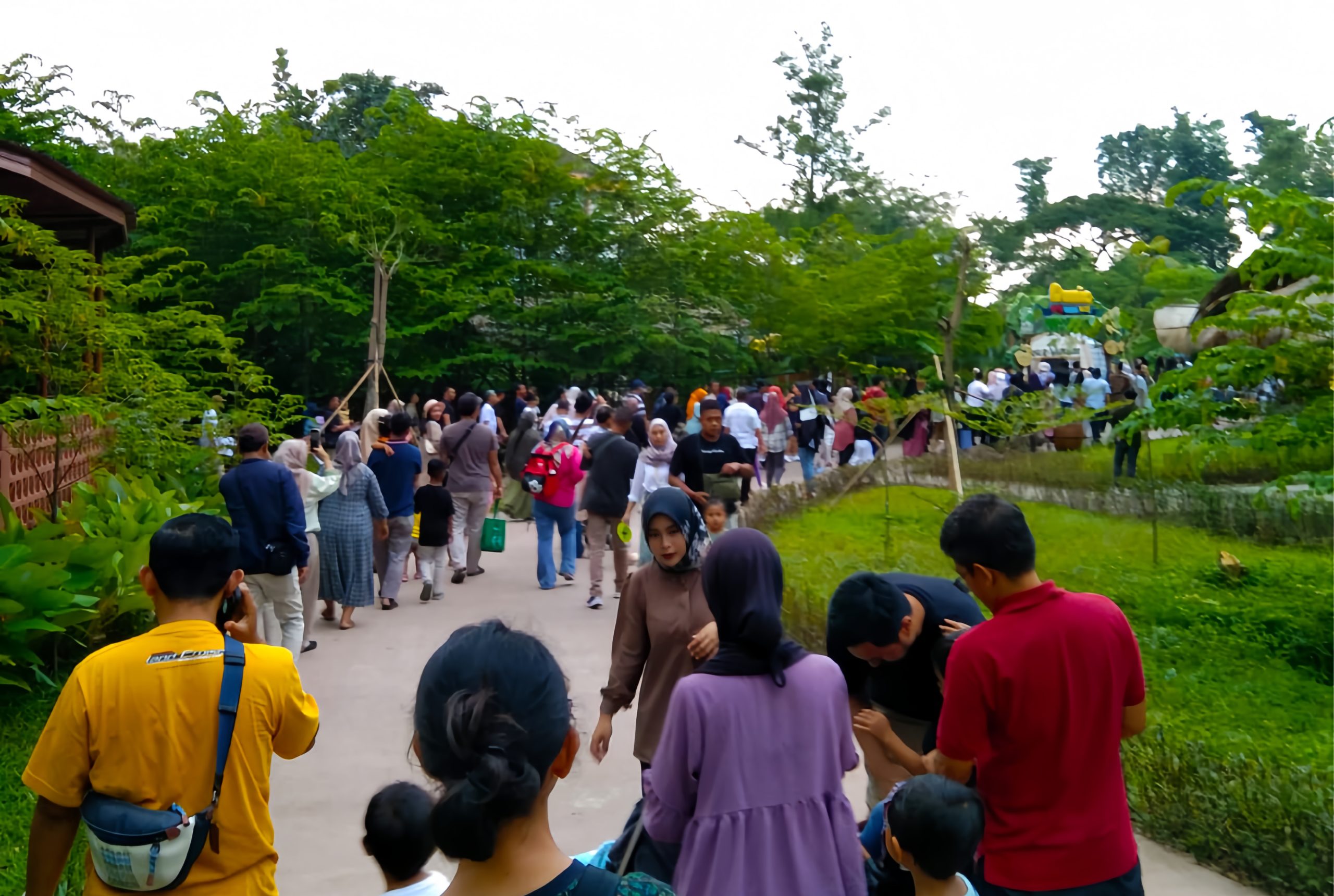 Weekand Akhir Pekan, Menyambut Hari Raya Waisak di Solo Safari Pengunjung Naik