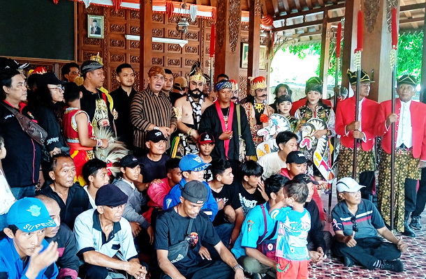 Kusumo Putro Daftar Bacawawali Solo ke PDIP Dengan Kirab Budaya
