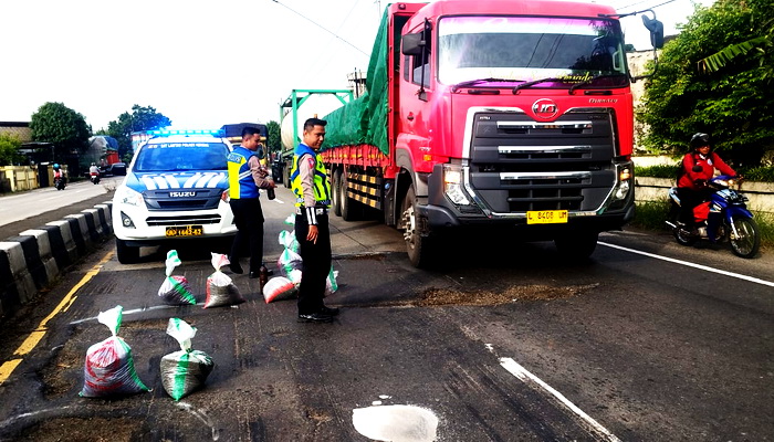 Kurangi Risiko Kecelakaan, Satlantas Polres Kendal Lakukan Penandaan dan Penambalan Jalan Pantura