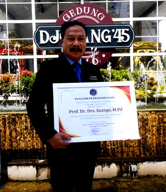 Rektor Unisri Prof Dr Sutoyo Terima Penghargaan dari  DHC Pembudayaan Kejuangan 45 Solo